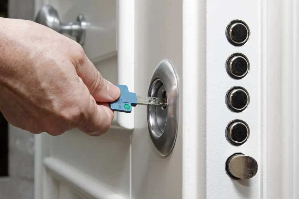 Installation de serrure multipoints à Faucigny